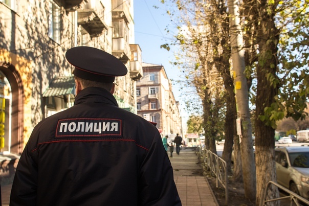 «Пришлось ломать дверь»: в Новосибирске родители на весь день оставили младенца с четырехлетним ребенком