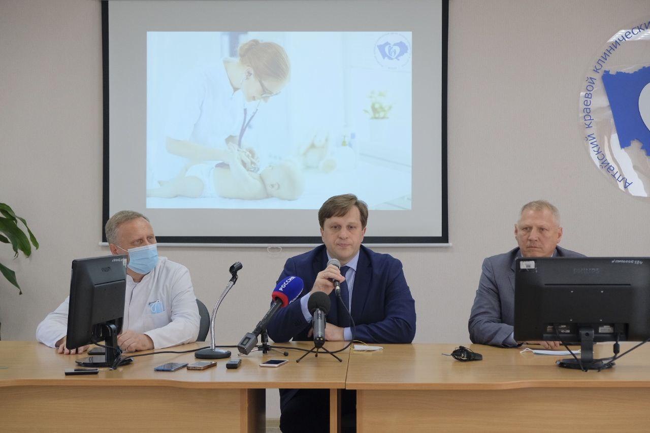 В Барнауле состоялась встреча медиков Диагностического центра и главы министерства здравоохранения Дмитрия Попова